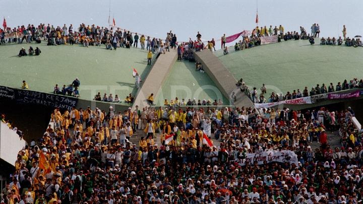 Reformasi 1998: Kilas Balik Ribuan Mahasiswa Geruduk dan Duduki Gedung DPR