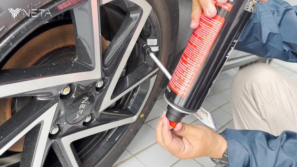 Mobil Listrik Tak Bawa Ban Cadangan, Begini Cara Pakai Tire Repair Kit