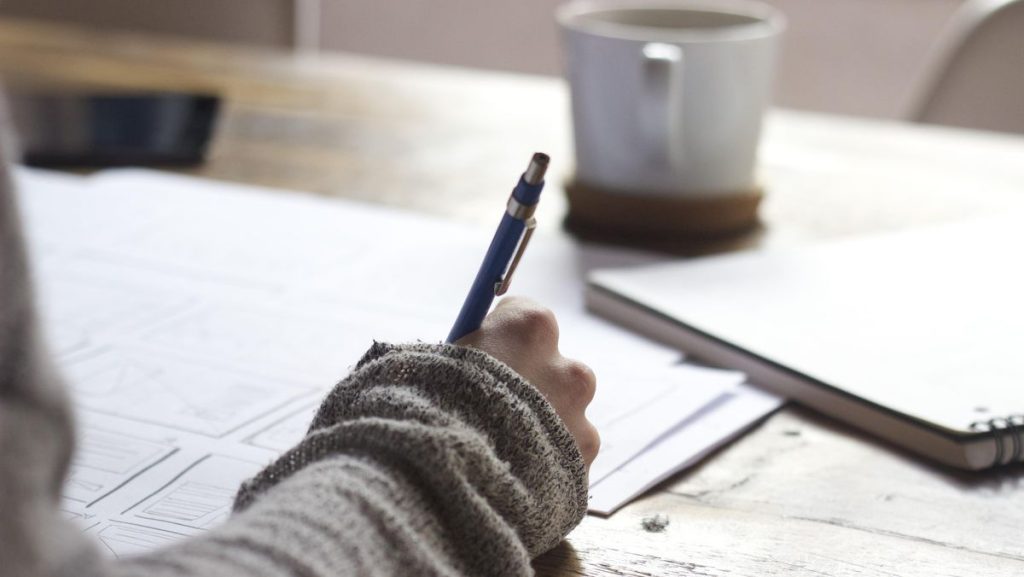 Kumpulan Contoh Cerita Liburan di Rumah 5 Paragraf untuk Tugas Sekolah