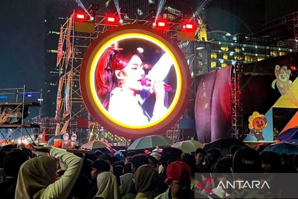 Kemarin, Jessica Alba rayakan Natal hingga Marion Jola hibur warga