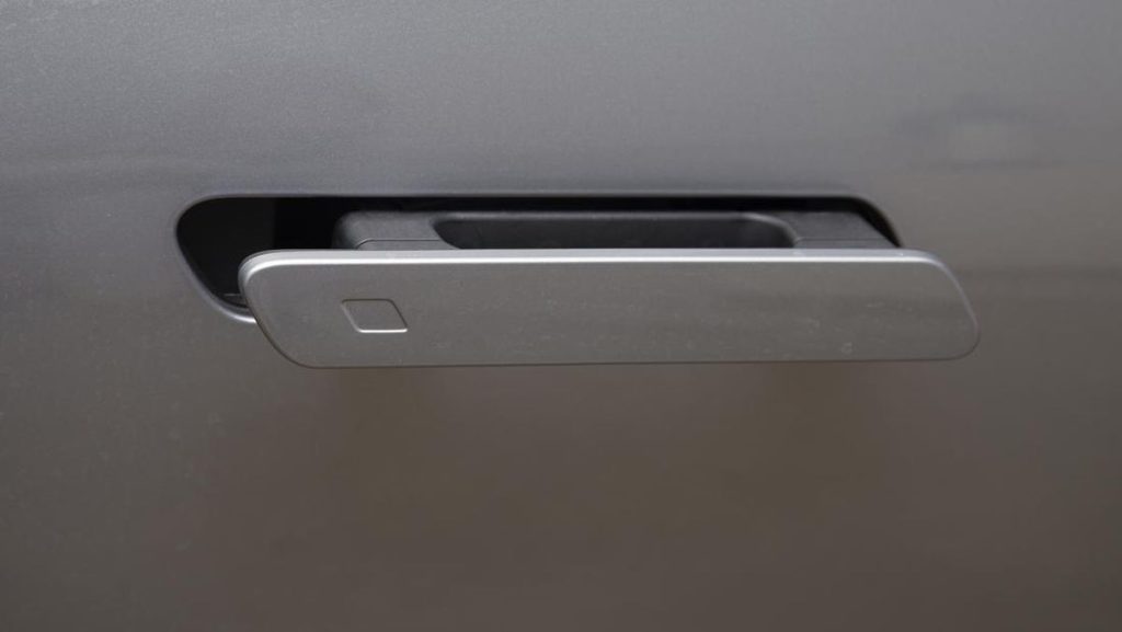 China Larang Mobil Listrik Pakai Gagang Pintu Elektronik Mulai 2027